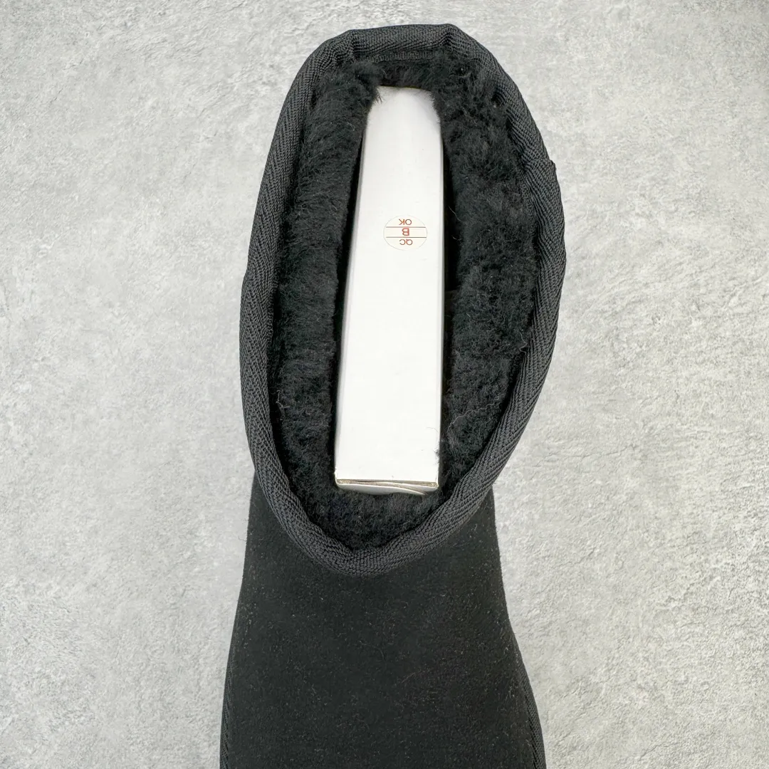 Pick up locally💰520 UGG 6222 Classic short-cut autumn and winter sheepskin and fur integrated snow boots. All shoes are made from the same factory as ZP. Longfeng A-grade Australian imported sheepskin and fur integrated men's and women's boots. Brand OEM production line. Fully follow the ZP process. OEM original pattern maker. Adhering to the principle of no original shoes and no development selection. Pay attention to every detail. The most authentic version on the market. TREADLITE "Light Wing" technology outsole. Lightweight/durable/flexible/pile size: 35 36 37 38 39 40 41 42 43 44 45 Coding: by2936070